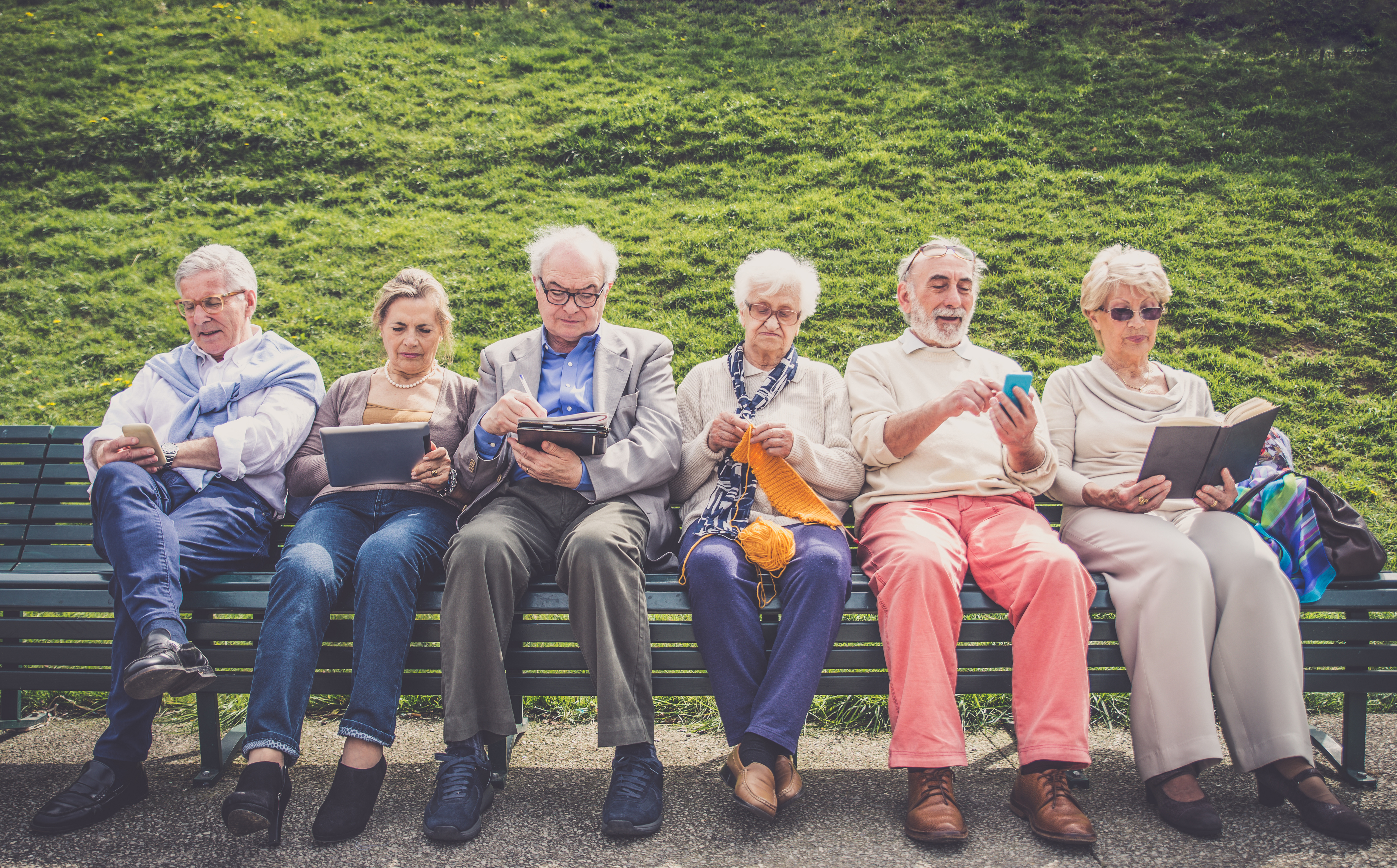 Старше 65 лет можно. Пожилые люди. Много пожилых людей. Современные пожилые люди. Пенсионеры.