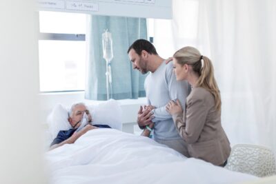 Jak zachowywać się podczas odwiedzin seniora w szpitalu?